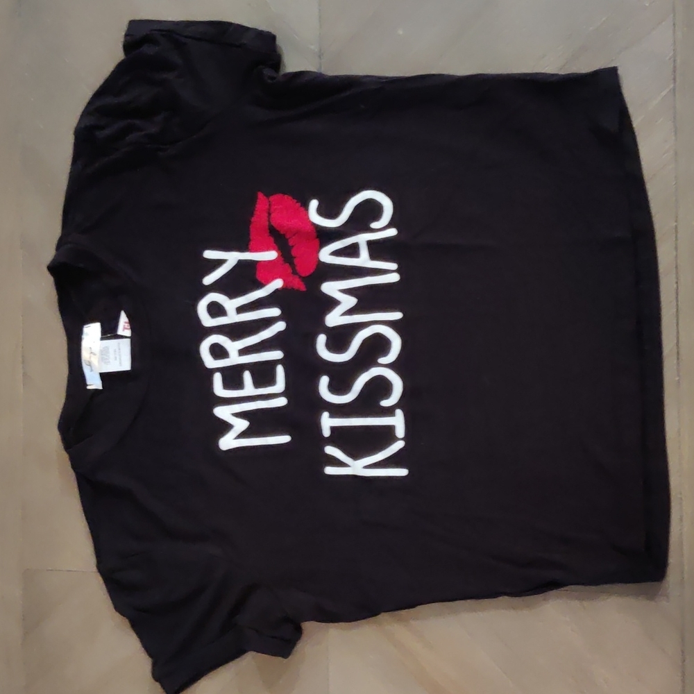 Merry Kissmas graphic T-shirt size small